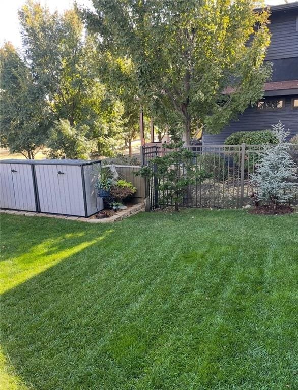 2400 Forest Ave, Kansas City, MO 64108 - view of yard