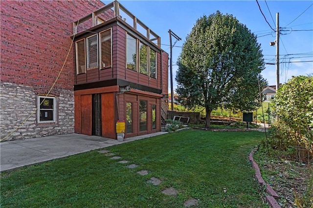 1018 Missouri Ave, Kansas City, MO 64106 - view of grassy yard with a patio