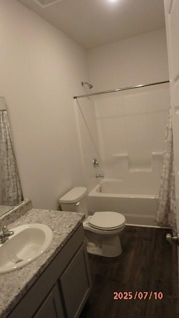 622 N Pecan St, Gardner, KS 66030 - full bath featuring vanity, shower / bath combo with shower curtain, and wood finished floors