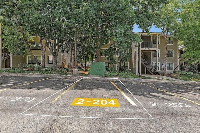 435 W 9th St Unit 204, Kansas City, MO 64105 - uncovered parking lot with stairs
