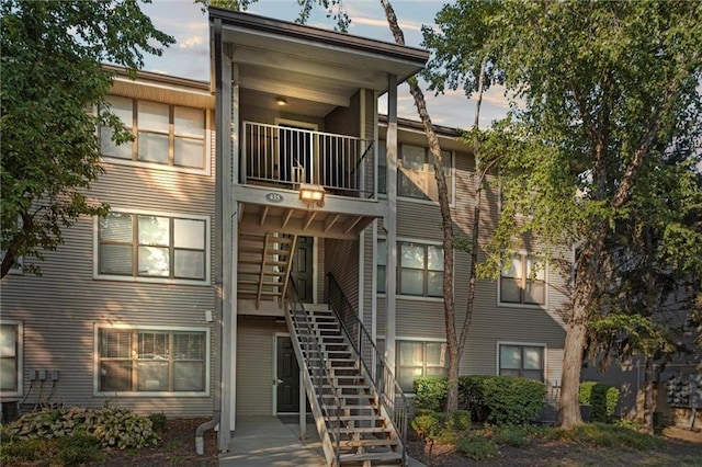 435 W 9th St Unit 204, Kansas City, MO 64105 - view of property featuring stairway