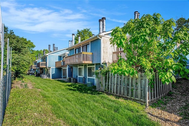 8143 Holmes Rd Unit 202, Kansas City, MO 64131 - back of property featuring a wooden deck