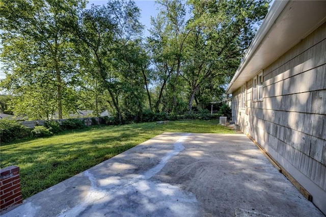 10201 Hillcrest Rd, Kansas City, MO 64134 - view of yard featuring a patio