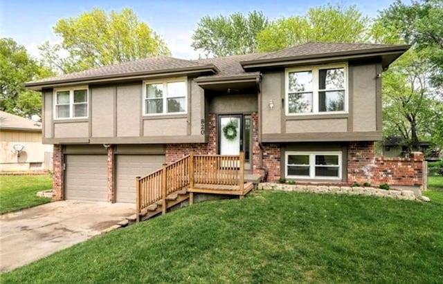 820 S Virginia Ln, Olathe, KS 66061 - raised ranch featuring stucco siding, driveway, an attached garage, and a front lawn