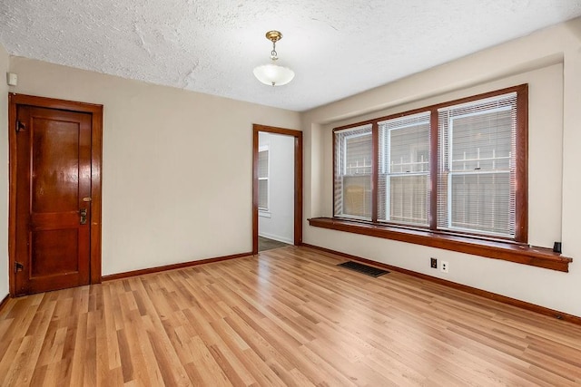 2527 N 18th St, Kansas City, KS 66104 - unfurnished room featuring light wood-style flooring and a textured ceiling