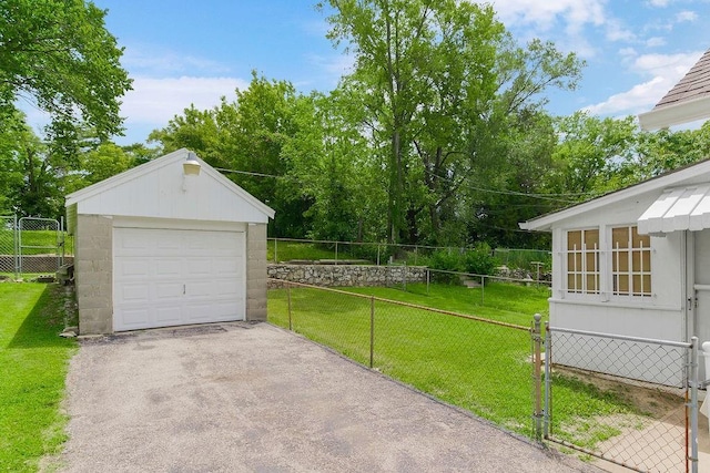2527 N 18th St, Kansas City, KS 66104 - detached garage with driveway