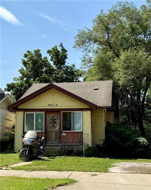 4015 E 68th Ter, Kansas City, MO 64132 - bungalow-style home with roof with shingles and entry steps