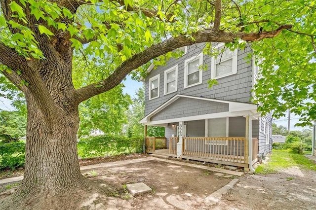 3543 Flora Ave, Kansas City, MO 64109 - view of front facade with a porch