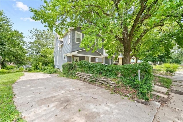 3543 Flora Ave, Kansas City, MO 64109 - view of side of home featuring driveway