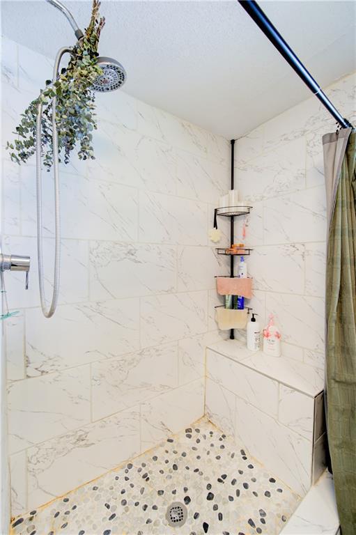 3136 S 8th St, Kansas City, KS 66103 - full bathroom featuring a tile shower