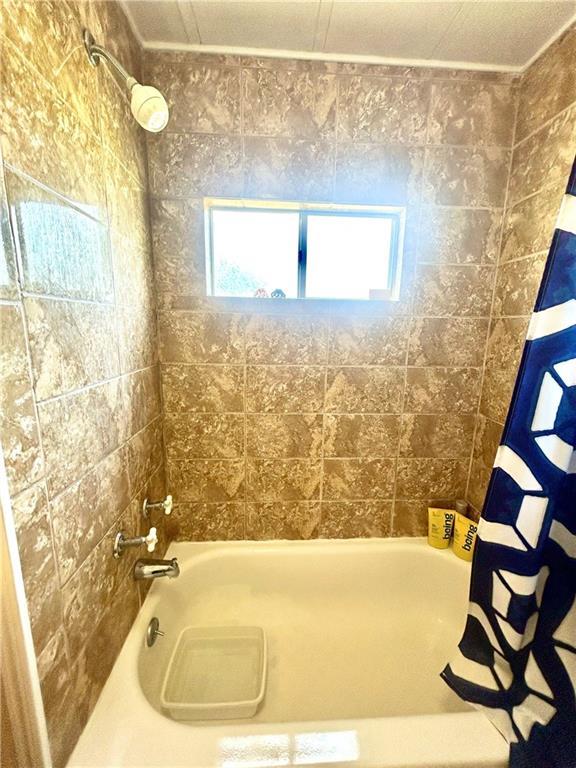 14444 E Quail Rd, Nevada, MO 64772 - bathroom with shower / tub combo