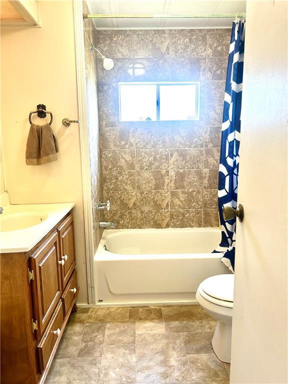 14444 E Quail Rd, Nevada, MO 64772 - full bath featuring shower / tub combo and vanity