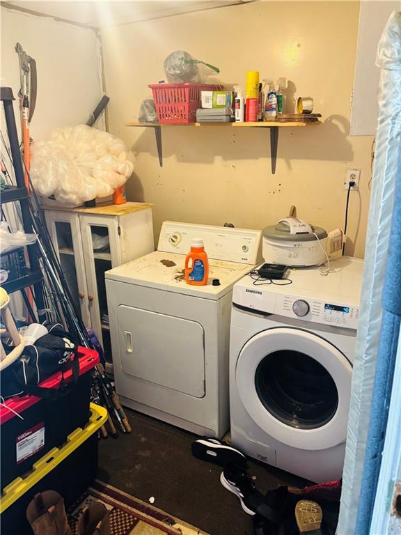 2506 S 48th Ter, Kansas City, KS 66106 - laundry area with washer and dryer