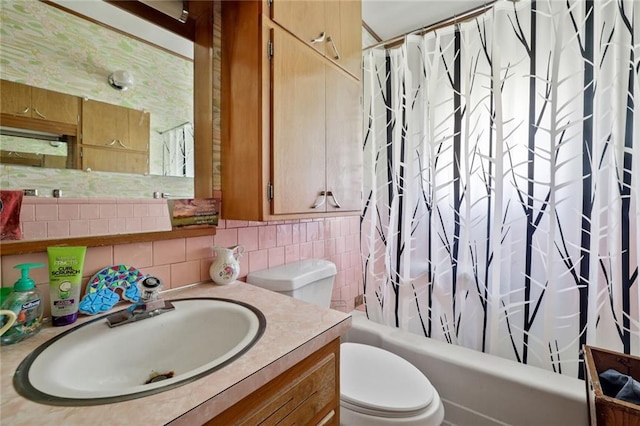 502 N Tennessee St, Iola, KS 66749 - full bath with vanity, shower / bath combo, and decorative backsplash