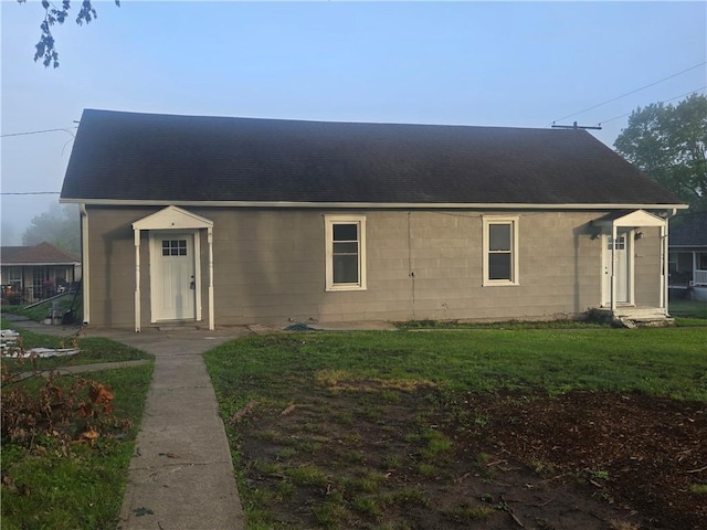 2113 Jefferson St, Lexington, MO 64067 - view of front of home with a shingled roof and a front yard