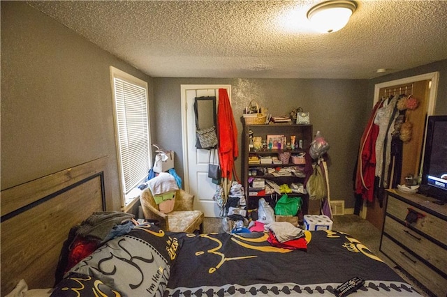 5521-3 Wabash Ave, Kansas City, MO 64130 - bedroom featuring a textured ceiling