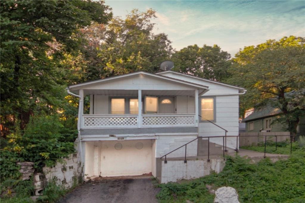 649 Ridgeview Ave, Kansas City, KS 66103 - view of front of property with asphalt driveway