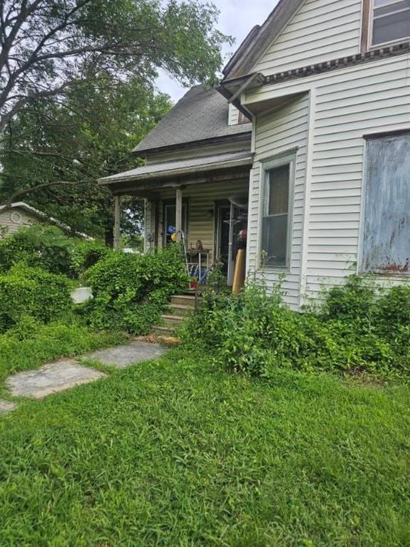 415 S Cherokee St, Girard, KS 66743 - doorway to property with a porch