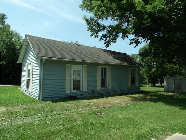 604 S Lexington St, Holden, MO 64040 - view of front of house featuring roof with shingles and a front lawn