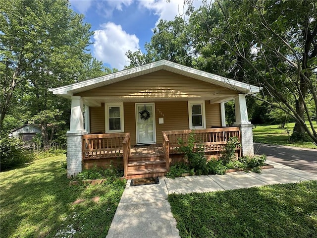 3009 N 33rd St, Kansas City, KS 66104 - bungalow-style home featuring a porch and a front yard