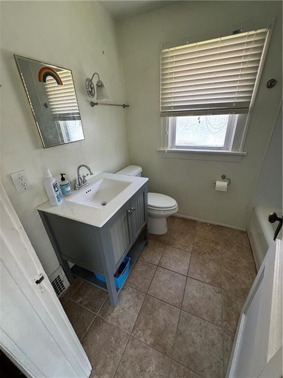 5647 Wayne Ave, Kansas City, MO 64110 - full bath featuring vanity and tile patterned flooring