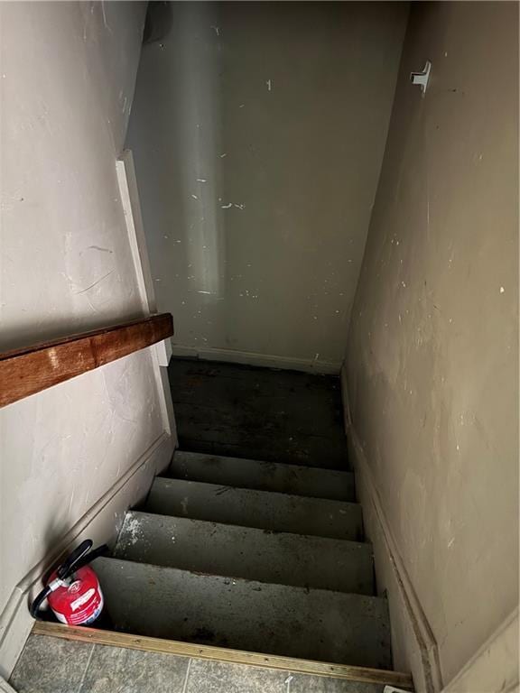 5647 Wayne Ave, Kansas City, MO 64110 - view of stairs