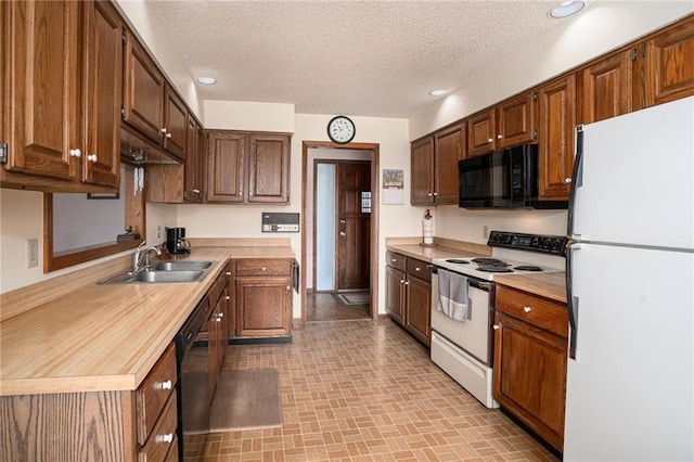 596 E 1732nd Rd, Baldwin City, KS 66006 - kitchen featuring black appliances, light countertops, recessed lighting, and a textured ceiling