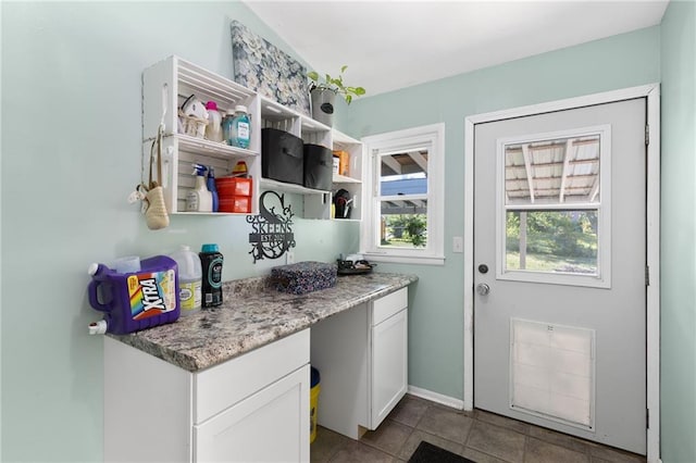 1101 Anderson St, Warrensburg, MO 64093 - bar featuring baseboards