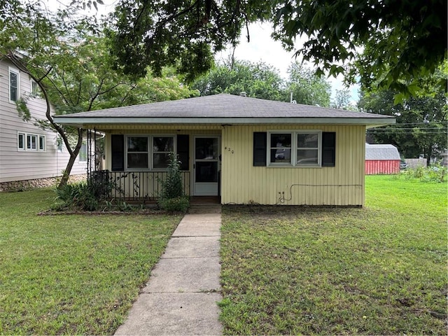 420 S Walnut St, Iola, KS 66749 - view of front facade with a front lawn and a shingled roof