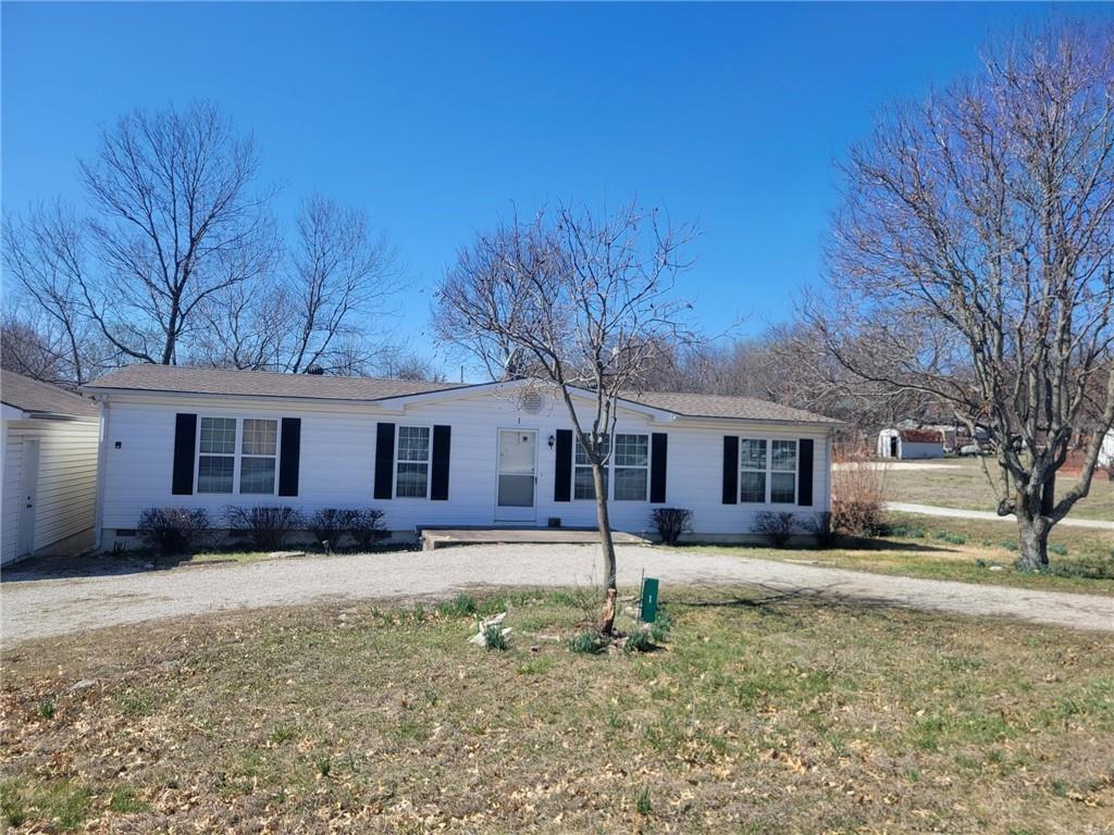 1 Deepwoods Ct, Linn Valley, KS 66040 - ranch-style house featuring a front yard