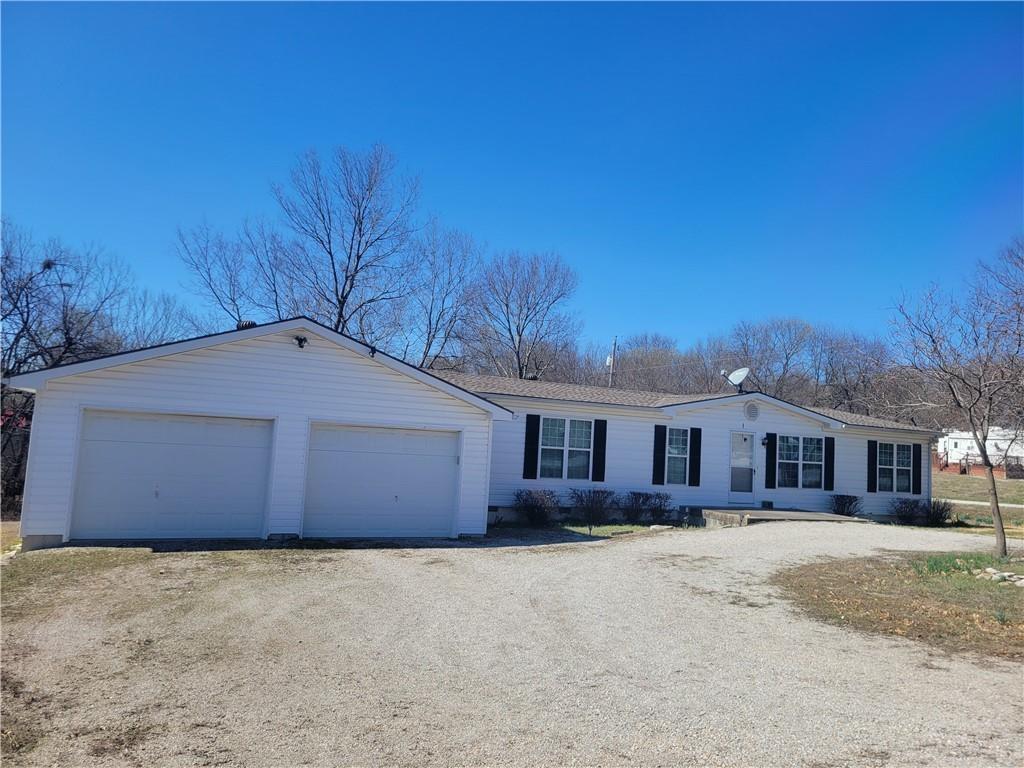 1 Deepwoods Ct, Linn Valley, KS 66040 - view of front facade featuring driveway