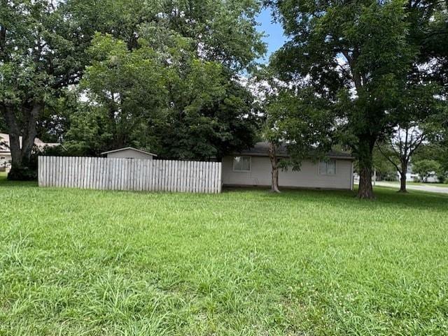 2302 Crawford Ave, Parsons, KS 67357 - view of yard