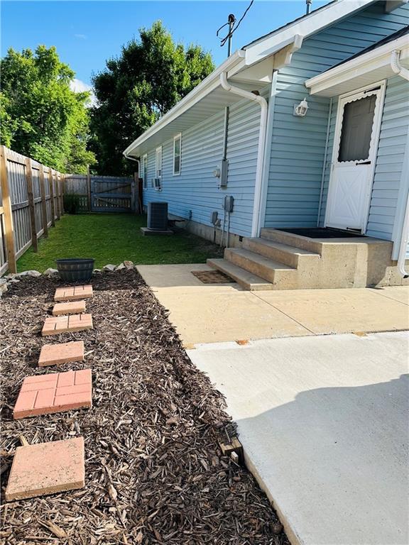 507 E Jefferson St, Pittsburg, KS 66762 - view of fenced backyard