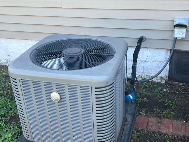 1110 W Main St, Chanute, KS 66720 - exterior view of a central air condition unit