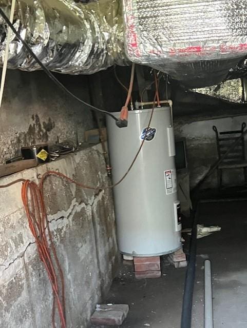 1110 W Main St, Chanute, KS 66720 - utility room featuring electric water heater