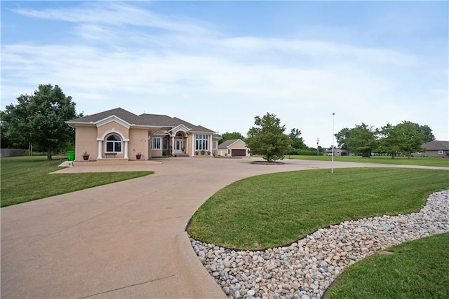 1702 Cedar Ridge Rd, Parsons, KS 67357 - view of front of house with curved driveway, a front lawn, and stucco siding