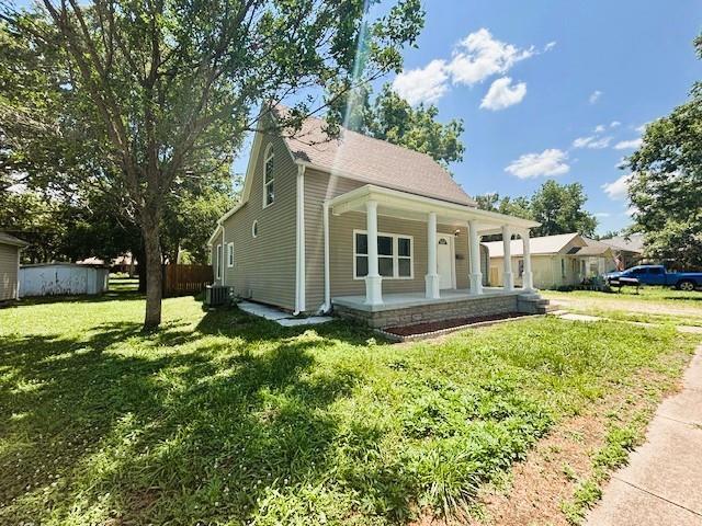 621 N 3rd St, Burlington, KS 66839 - bungalow-style house featuring a porch and a front yard