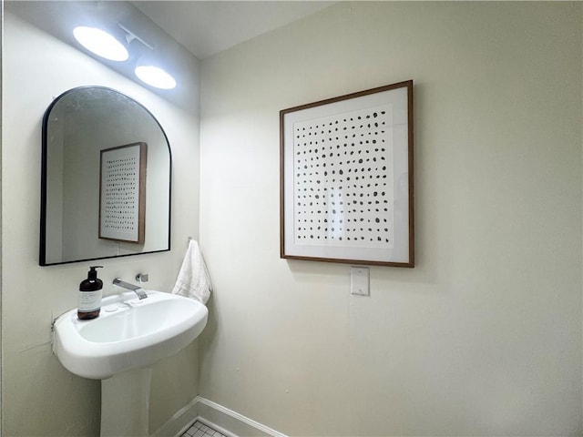1643 Jefferson St, Kansas City, MO 64108 - bathroom featuring baseboards