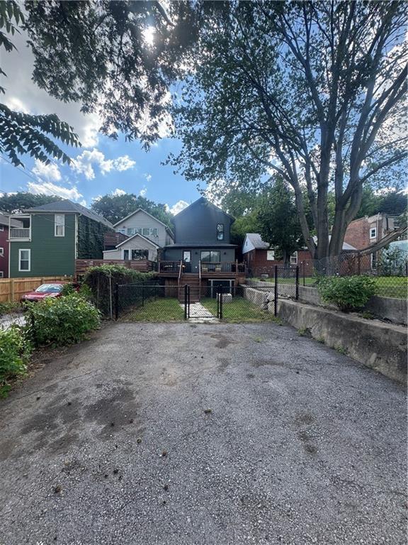 1643 Jefferson St, Kansas City, MO 64108 - view of yard featuring a residential view and a gate