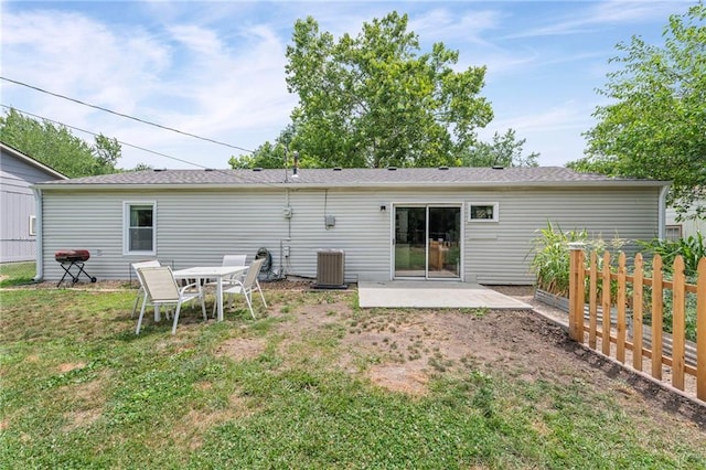 1520 E 18th St, Lawrence, KS 66044 - back of property with a patio