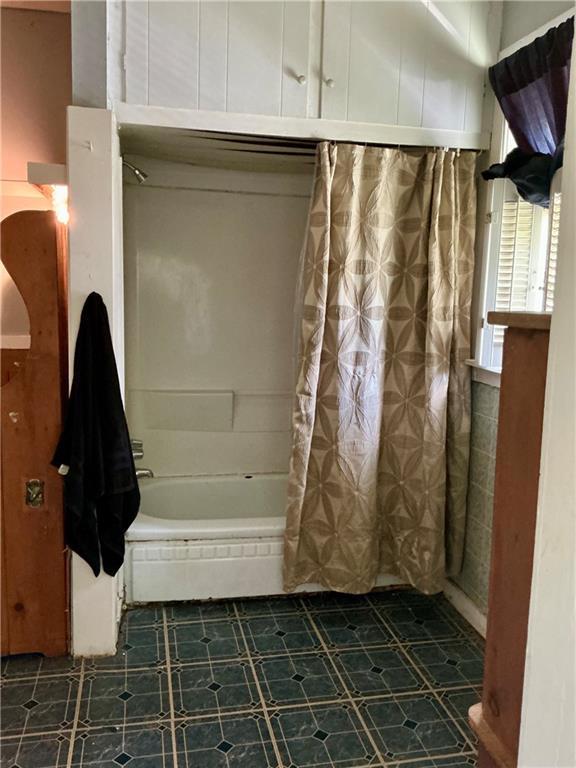 308 S 16th St, Independence, KS 67301 - full bath with shower / bathtub combination with curtain