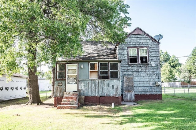 615 Mill St, Neodesha, KS 66757 - tri-level home featuring entry steps and crawl space