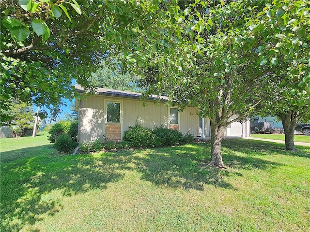 414 N Ash St, Garnett, KS 66032 - view of front of property featuring a front lawn and a garage