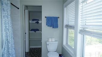 5007 Euclid Ave, Kansas City, MO 64130 - full bath featuring healthy amount of natural light and a shower with shower curtain