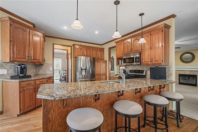 508 Ambersham Dr, Lees Summit, MO 64081 - kitchen featuring a peninsula, stainless steel appliances, light wood-style flooring, tasteful backsplash, and crown molding