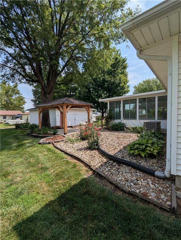108 Cherokee Ave, Hiawatha, KS 66434 - photo 11