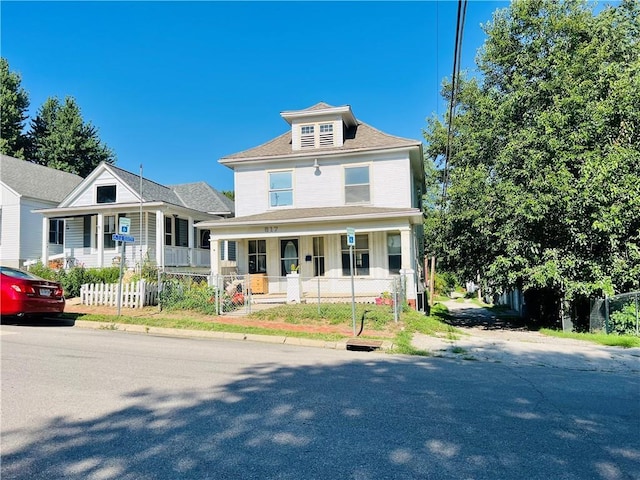 817 S 16th St, Saint Joseph, MO 64501 - american foursquare style home with a porch and a fenced front yard