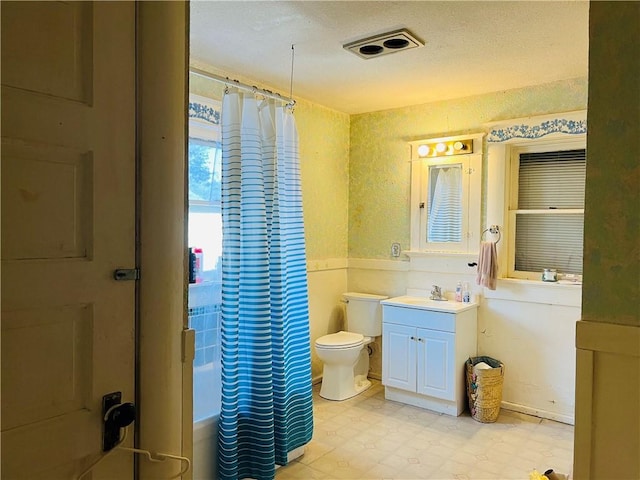 817 S 16th St, Saint Joseph, MO 64501 - bathroom with vanity, wainscoting, shower / tub combo, and tile patterned floors