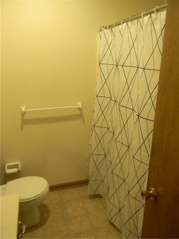 725 SE 10th St, Lees Summit, MO 64081 - full bath with tile patterned flooring and a shower with curtain