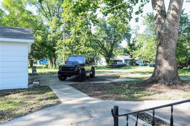 308 W Pine St, Cherokee, KS 66724 - view of yard featuring concrete driveway